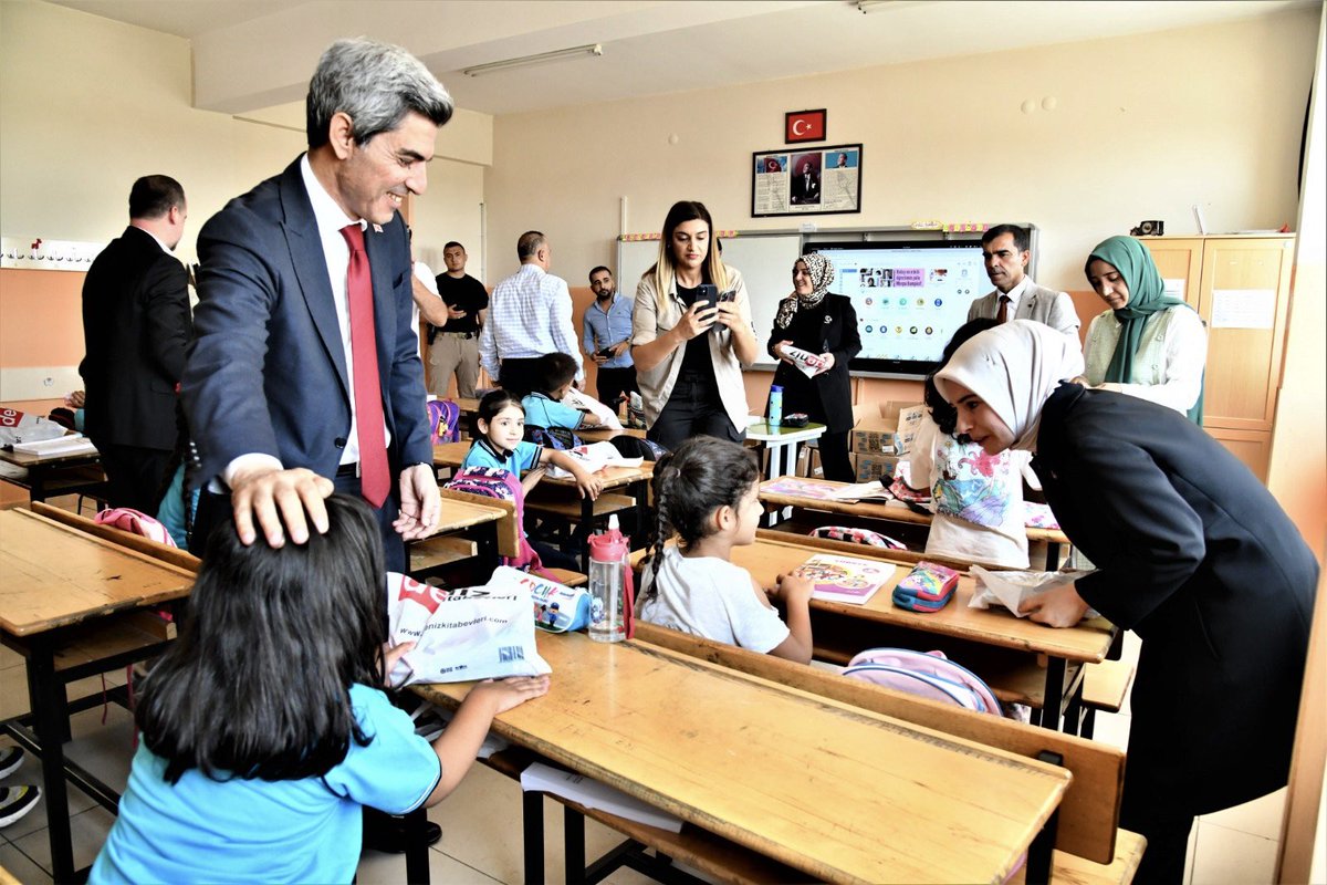İl Müdürümüz Behçet Bakır, Malatya Girişimci İş Adamları Derneği Başkanı Salih Karademir ve Yeşilyurt Kaymakamı Kutsal Baytak ile birlikte Topsöğüt Akpınar İlkokulunu ziyaret ederek öğrencilerimize çeşitli hediyeler dağıttılar. <a href="/tcmeb/">Millî Eğitim Bakanlığı</a> <a href="/Yusuf__Tekin/">Yusuf Tekin</a> <a href="/SeddarYavuz/">Seddar Yavuz</a> <a href="/behcet_bakir/">behçet bakır 🇹🇷</a>