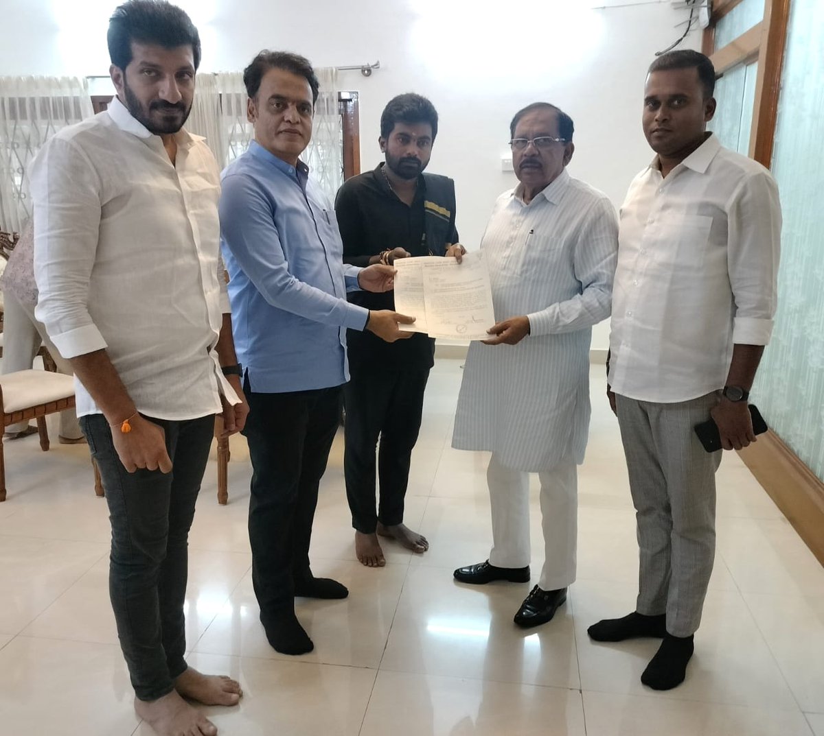 drashwathcn's tweet photo. ಕರ್ನಾಟಕ ಪರೀಕ್ಷಾ ಪ್ರಾಧಿಕಾರದ ವತಿಯಿಂದ ನಡೆಯುತ್ತಿರುವ ಪಿಎಸ್ಐ ಲಿಖಿತ ಪರೀಕ್ಷೆಯು ಸೆಪ್ಟೆಂಬರ್ 22ರಂದು ನಿಗದಿಯಾಗಿತ್ತು. ಇದೇ ದಿನಾಂಕದಂದು ಕೇಂದ್ರ ಲೋಕಸೇವಾ ಆಯೋಗದ ಮುಖ್ಯ ಪರೀಕ್ಷೆ ಇರುವುದರಿಂದ ಹಲವು ಪರೀಕ್ಷಾರ್ಥಿಗಳು ಅವಕಾಶ ವಂಚಿತರಾಗುತ್ತಾರೆ. ಇದನ್ನು ಪರಿಗಣಿಸಿ ಮಾನ್ಯ ಗೃಹ ಸಚಿವರಾದ @DrParameshwara ಅವರಿಗೆ ಪಿಎಸ್ಐ ಲಿಖಿತ ಪರೀಕ್ಷೆಯನ್ನು ಮುಂದೂಡುವಂತೆ ಬಿಜೆಪಿ ಯುವ ಮೋರ್ಚಾ ರಾಜ್ಯಾಧ್ಯಕ್ಷರು ಮತ್ತು ಶಾಸಕರಾದ ಧೀರಜ್ ಮುನಿರಾಜು ಹಾಗೂ ಬಿಜೆಪಿ ನಿಯೋಗದೊಂದಿಗೆ ಮನವಿ ಸಲ್ಲಿಸಲಾಯಿತು. ವಿದ್ಯಾರ್ಥಿಗಳ ಹಿತಾಸಕ್ತಿ ಮತ್ತು ಭವಿಷ್ಯವನ್ನು ಗಮನದಲ್ಲಿಟ್ಟುಕೊಂಡು ಸೂಕ್ತ ಕ್ರಮ ತೆಗೆದುಕೊಳ್ಳಬೇಕೆಂದು ಕೋರುತ್ತೇನೆ