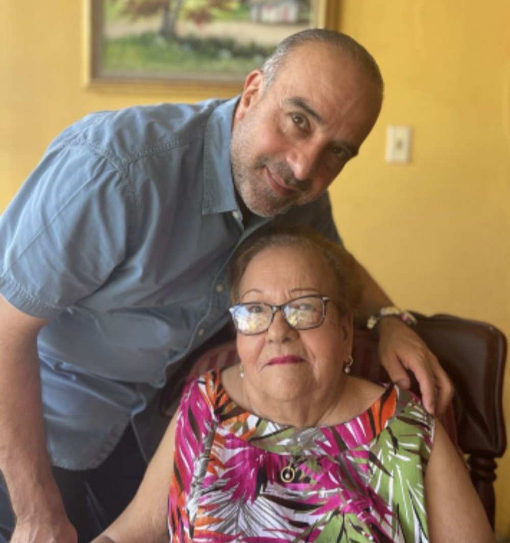 A un mes de tu partida te extraño. Dios fortaleciéndome dia a dia por tu ausencia. Estuviste siempre en  los momentos de felicidad y en aquellos difíciles que sentimos que la vida nos acorrala. Dios te bendiga siempre. Te extrañamos y te recordaremos con amor y agradecimiento.