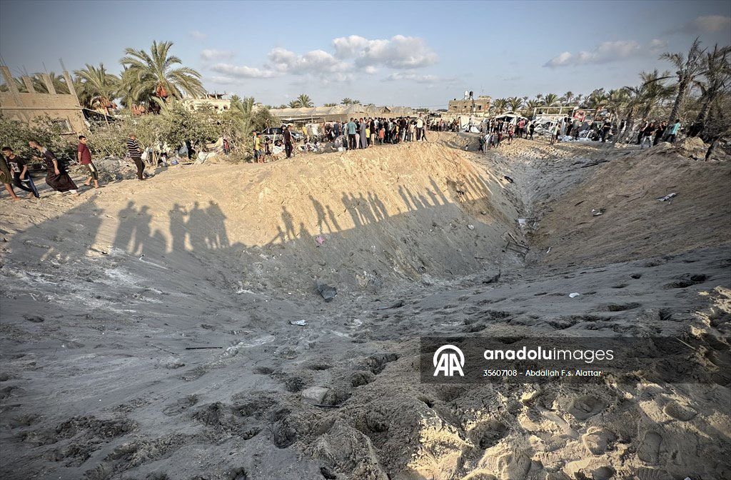 SonnyBWilliams's tweet photo. 2000 pounds of bombs dropped on tents in a designated so called “safe zone” creating 10 metre deep craters. Funny enough, people still can’t call it for what it is, a GENOCIDE. 🇵🇸 https://t.co/6wsEnO7Cxz