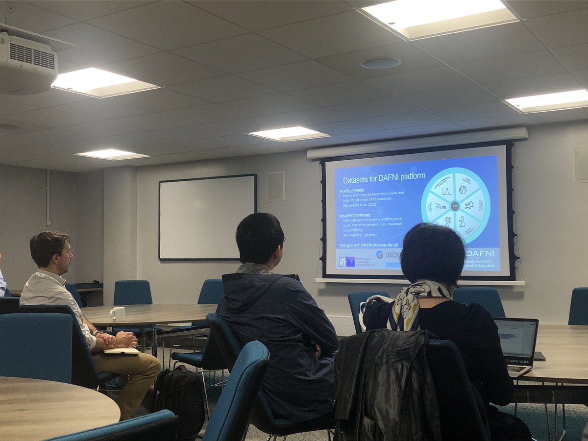 SciComp_STFC's tweet photo. “We need some creative solutions”
@HCBloomfield19 from @uniofnewcastle is discussing the resilience of our energy systems.
She has lots of insights about how climate and weather data can be used to make important decisions about our energy infrastructure.
#DAFNIconference https://t.co/z5HpJxznNy