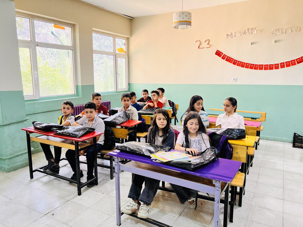 Şırnak uludere Dağdibi ilk-ortaokulu tüm öğrencilerimize kırtasiye paketleri gönderen kıymetli kardeş okulumuz İstanbul Kabataş Erkek Lisesi Derneğine öğrencilerim adına çok teşekkür ediyorum iyi ki varsınız 🙏<a href="/SirnakValiligi/">T.C. Şırnak Valiliği</a> <a href="/sirnakmem73/">Şırnak İl Millî Eğitim Müdürlüğü</a> <a href="/uluderekm/">Uludere Kaymakamlığı</a> <a href="/uluderemem/">Uludere İlçe Milli Eğitim Müdürlüğü</a> <a href="/mikaildemirta1/">mikail demirtaş</a>