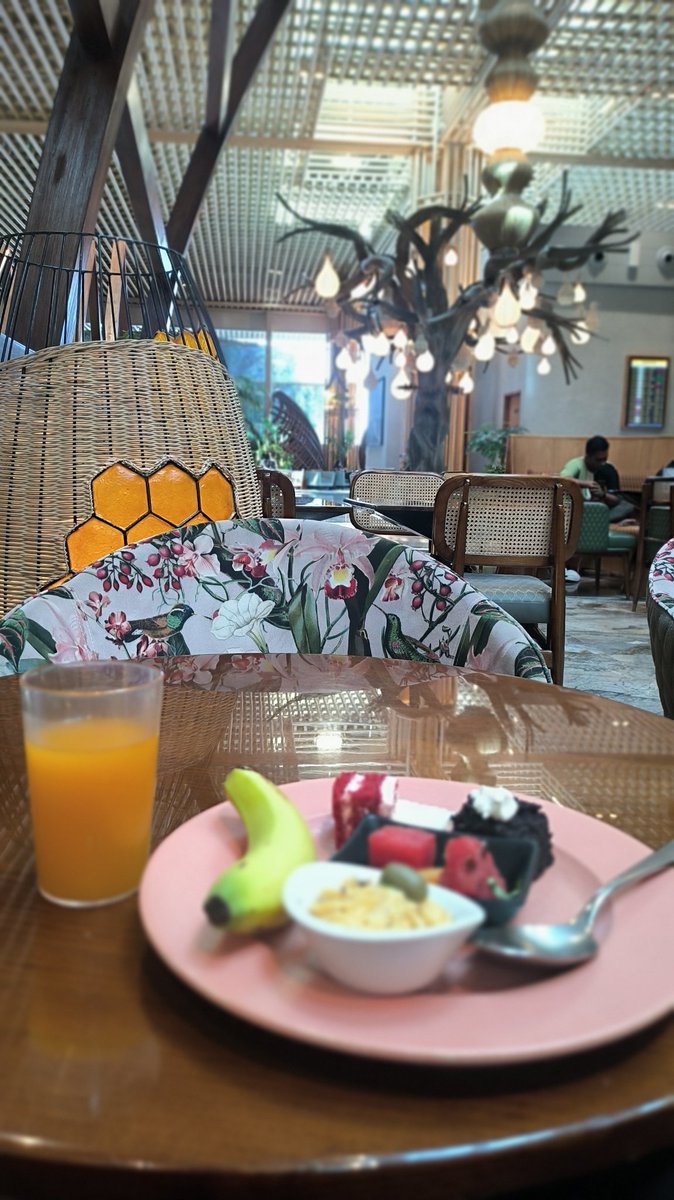 pavanmaverick23's tweet photo. @BLRAirport 080T2 Domestic Lounge, The ambiance was relaxing, the staff were incredibly attentive, and the food and drinks were top-notch. Perfect way to unwind before a flight. Highly recommend! #Travel #AirportLounge https://t.co/T8xY9a5pWk