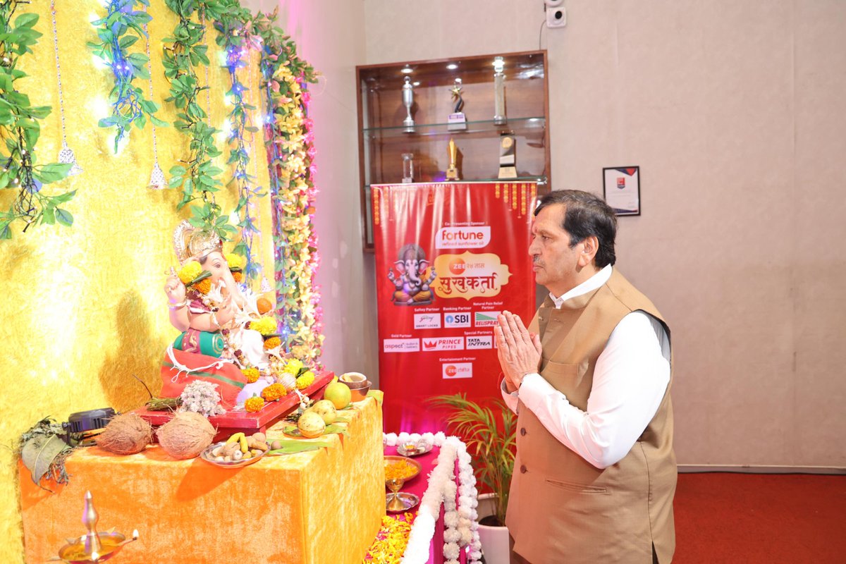 MPLodha's tweet image. गणेशोत्सवानिमित्त @zee24taasnews च्या कार्यालयाला भेट देऊन श्री गणेशाचे दर्शन घेतले. प्रसंगी #Zee24Taas टीमसोबत संवाद साधला व त्यांना गणेशोत्सवाच्या शुभेच्छा दिल्या. 

#Ganeshotsav2024 #Zee24Taas #GanpatiDarshan #Mumbai