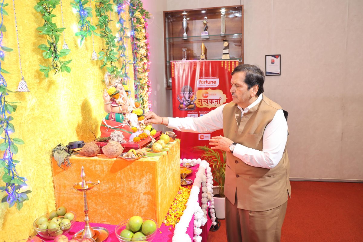 MPLodha's tweet image. गणेशोत्सवानिमित्त @zee24taasnews च्या कार्यालयाला भेट देऊन श्री गणेशाचे दर्शन घेतले. प्रसंगी #Zee24Taas टीमसोबत संवाद साधला व त्यांना गणेशोत्सवाच्या शुभेच्छा दिल्या. 

#Ganeshotsav2024 #Zee24Taas #GanpatiDarshan #Mumbai