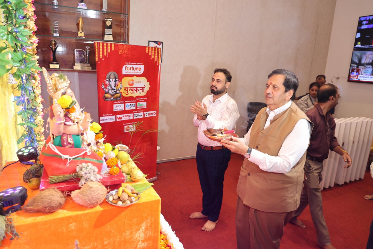 MPLodha's tweet image. गणेशोत्सवानिमित्त @zee24taasnews च्या कार्यालयाला भेट देऊन श्री गणेशाचे दर्शन घेतले. प्रसंगी #Zee24Taas टीमसोबत संवाद साधला व त्यांना गणेशोत्सवाच्या शुभेच्छा दिल्या. 

#Ganeshotsav2024 #Zee24Taas #GanpatiDarshan #Mumbai