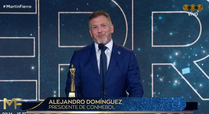 MartinCharquero's tweet photo. A pocas horas de los conmovedores homenajes que el fútbol uruguayo dedicó a Juan Izquierdo, el presidente de CONMEBOL reafirmó la insensibilidad y frivolidad que lo domina: anoche recibió un Martín Fierro en Buenos Aires.

#Minuto1
💻 https://t.co/IIFFqIVMFZ https://t.co/YZlUfENGtA