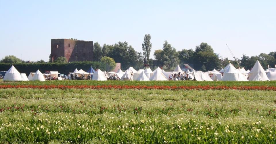 14 &amp; 15 sept. De Belegering van Teylingen! 
Hoogtepunt is een heus gevecht met ridders, boogschutters en donderende kanonnen. Zie hoe de Hoeken proberen hun gravin, Jacoba van Beieren, te bevrijden uit handen van de Bourgondiërs! 
Meer informatie op middeleeuws-festijn.nl/locaties/teyli…