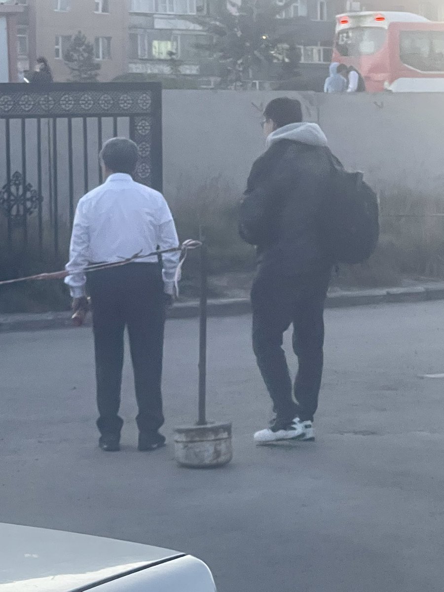 Халуун ч юм шиг хүйтэн ч юм шиг өдөр байлаа