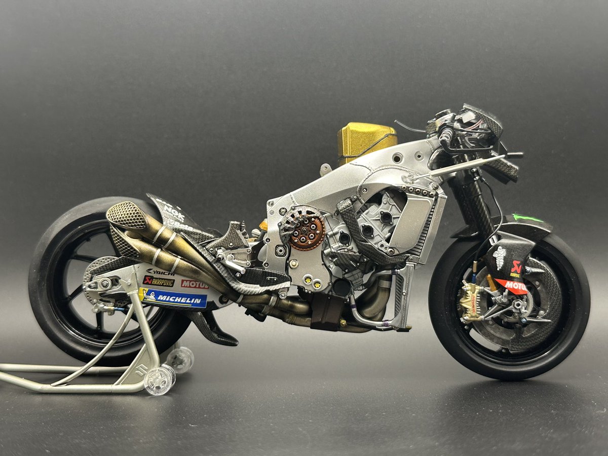 YZF_R1_R6_SP's tweet photo. タミヤGSX -RR制作
車体が完成致しました㊗️
ディスクカバー付けようか迷いましたが、せっかくなので取り付け‼️ホイールをスムーズに回せるように内側を削りました💕
見落としがあるかもですが、カウル取り付け時や写真のチェックで修正します✅
いい感じ💓
#バイクプラモ盛上げ隊
#タミヤ
#GSXRR https://t.co/E84on5pG8s