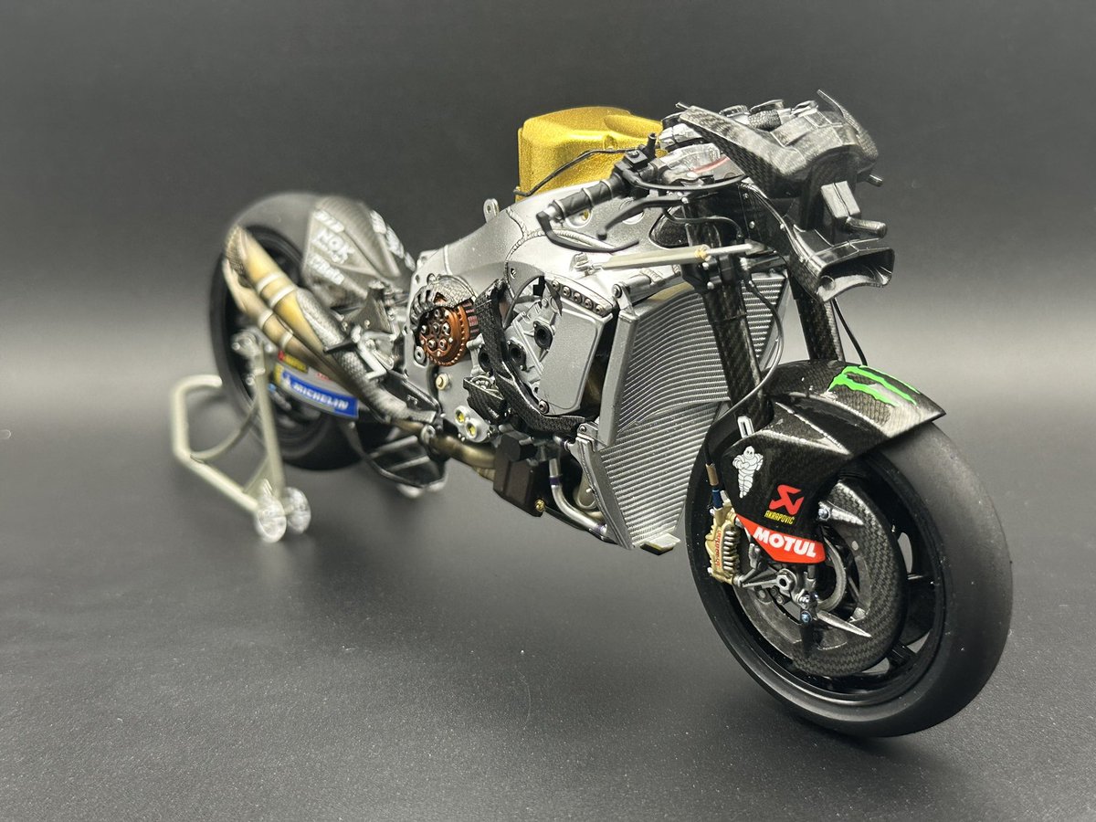 YZF_R1_R6_SP's tweet photo. タミヤGSX -RR制作
車体が完成致しました㊗️
ディスクカバー付けようか迷いましたが、せっかくなので取り付け‼️ホイールをスムーズに回せるように内側を削りました💕
見落としがあるかもですが、カウル取り付け時や写真のチェックで修正します✅
いい感じ💓
#バイクプラモ盛上げ隊
#タミヤ
#GSXRR https://t.co/E84on5pG8s