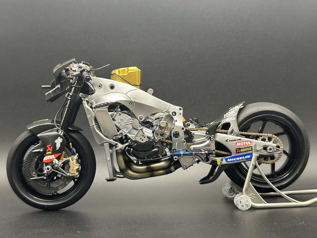 YZF_R1_R6_SP's tweet photo. タミヤGSX -RR制作
車体が完成致しました㊗️
ディスクカバー付けようか迷いましたが、せっかくなので取り付け‼️ホイールをスムーズに回せるように内側を削りました💕
見落としがあるかもですが、カウル取り付け時や写真のチェックで修正します✅
いい感じ💓
#バイクプラモ盛上げ隊
#タミヤ
#GSXRR https://t.co/E84on5pG8s