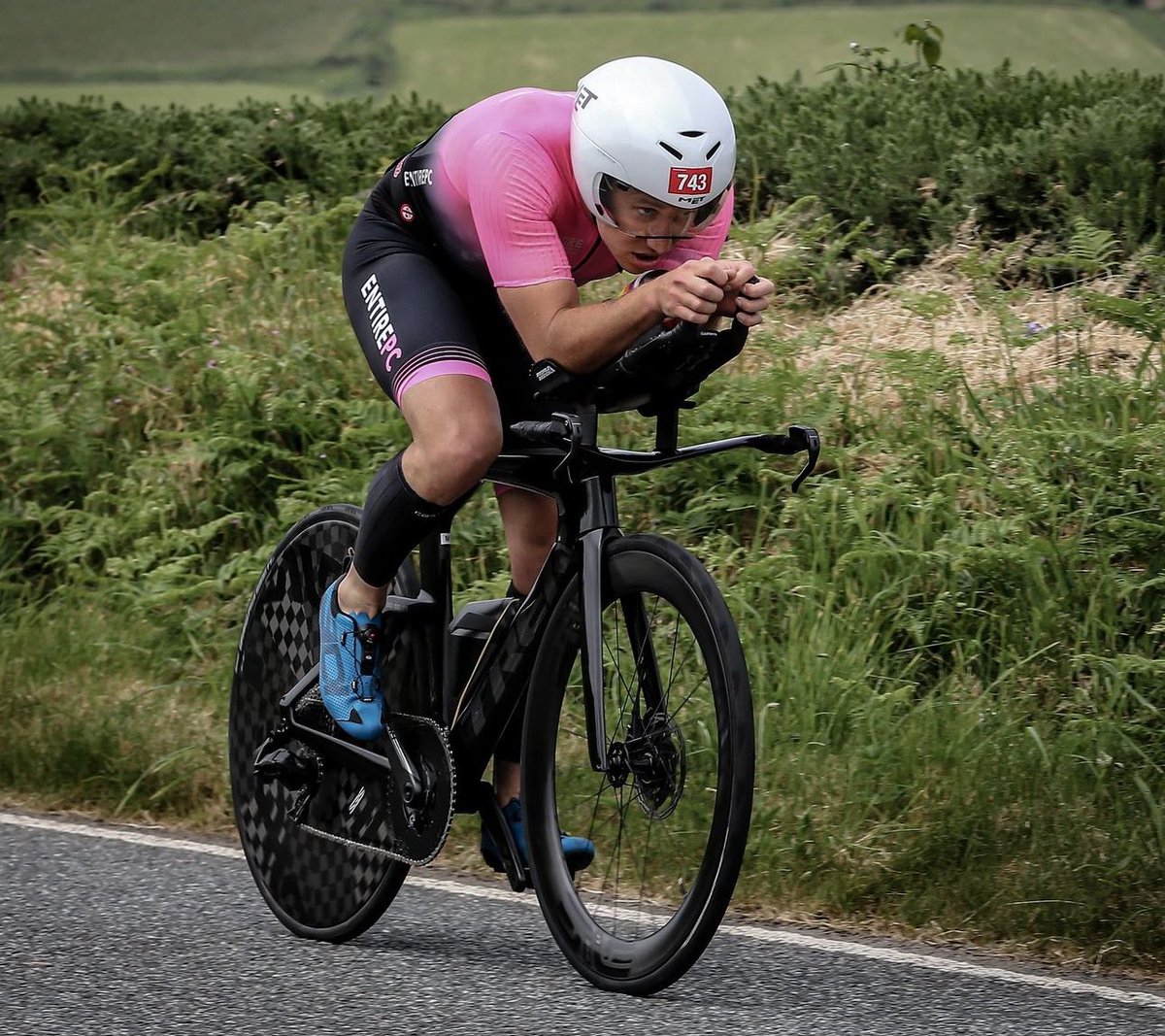 ‼️Joshua Lewis y su entrenamiento IM favorito

“El 3 x 1h a ritmo de competición es clave. Entrenas la nutrición a intensidades IM, las sensaciones finales son similares a las de carrera acumulando 4h y si lo haces en la calle trabajas la eficiencia de pedaleo”

¿Qué te parece?