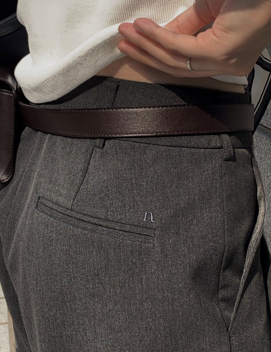 lemon____butter's tweet photo. 왜 시중 슬랙스는 처음엔 고급스러웠는데 금방 보풀 파티가 되어버리고, 여자 슬랙스는 뒷주머니를 죄다 다 막아둔 것이며, 울이 들어간 걸 사자니 가격이 비싸고 관리가 어려워지는건지 하는 근원적 질문에서 시작했다. 의류시험연구원에서 거의 완벽에 가까운 결과를 내는 원단부터 시작. https://t.co/HJ4UbnhCtO