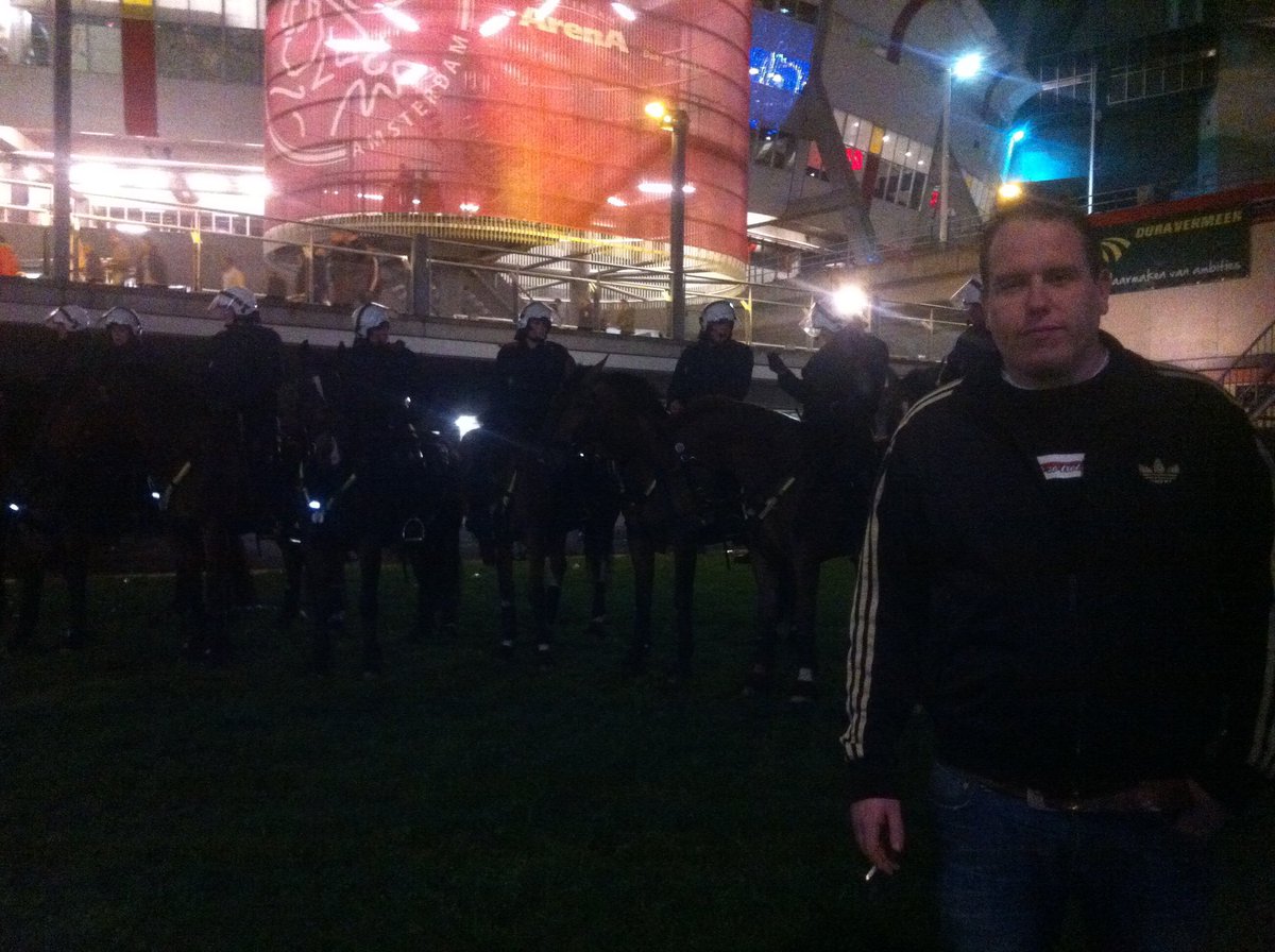 arie_volgt's tweet photo. Als je vrouw vraag hoe je werkdag was; ZWAAR!!! 😩 de hele dag naast elkaar op een paardje gezeten met een helm op, en nog op de foto gemoeten met Arie!! 👮 🐴 #politiestaking https://t.co/Mc9e4P5GhC