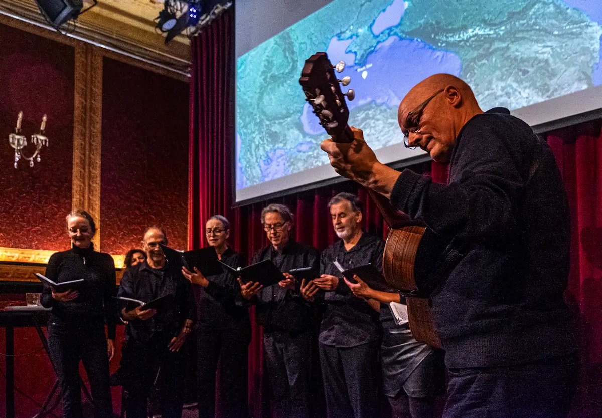 The songs by Slavic choir Slavuj will take you to far away lands and borders, which are the scars of history. Come and listen to Slavuj on October 16th at Mimik, Deventer: ​​mimik.nl/agenda/de-fact… (photocredit Hester den Boer).