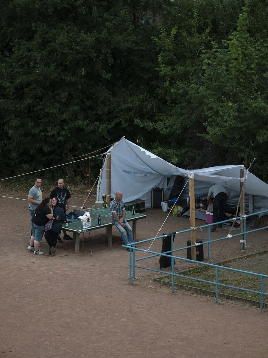 El fotógrafo japonés Hayahisa Tomiyasu documentó, a lo largo de cinco años, las diferentes maneras en las que sus vecinos utilizaban una mesa de ping pong.

El resultado es pura arquitectura.