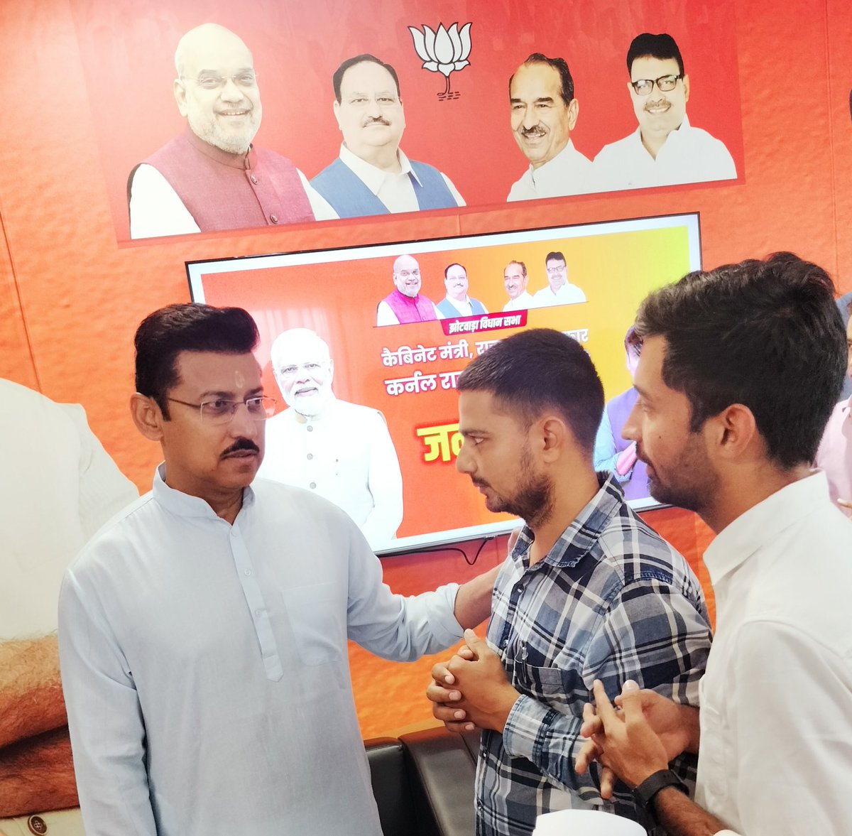 आज कंप्यूटर अनुदेशक स्नेह मिलन कार्यक्रम #आरंभ_2024 के मुख्य अतिथि श्री राज्यवर्धन राठौड़ जी <a href="/Ra_THORe/">Col Rajyavardhan Rathore</a> को निमंत्रण पत्र देकर प्रोग्राम हेतु आमंत्रित किया और उनसे प्रोग्राम के सफल आयोजन के लिए आशीर्वाद प्राप्त किया ।। 🙏🙏