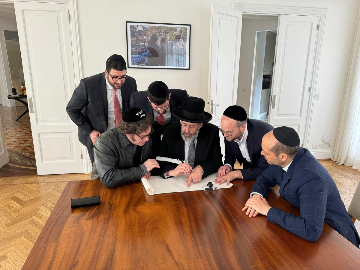 Tuve el honor de acompañar al Gran Rabino de Israel David Baruch Lau a visitar al presidente de la nación Argentina <a href="/JMilei/">Javier Milei</a> ,a que sea parte escribiendo una letra en el Sefer Tora de las Americas.
También acompañado por el Rabino Hernán Wahnish.