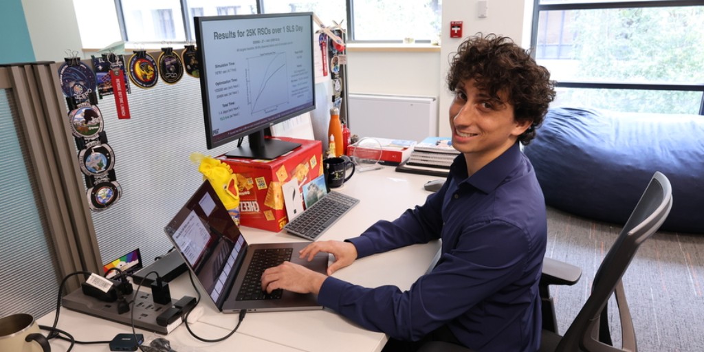 With support from the Arthur Gelb (1961) Fellowship, Allan Shtofenmakher is helping keep the cosmos clean. He aims to prevent collisions of space junk orbiting Earth at speeds 10 times faster than a bullet.
ow.ly/ykEG50Thzc8