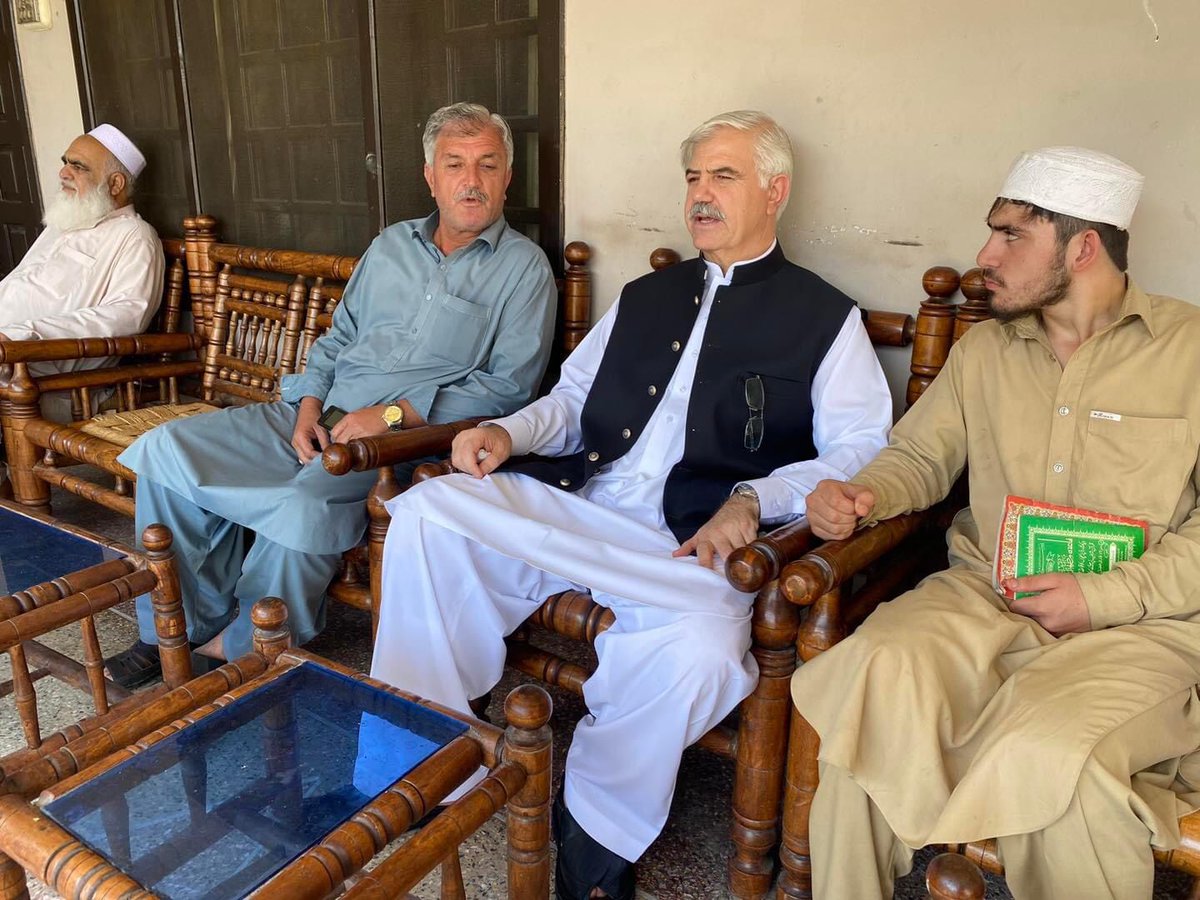 official_ptip's tweet photo. چیئرمین پاکستان تحریک انصاف پارلیمنٹیرینز و سابق وزیر اعلیٰ محمود خان سوات کے علاقے مٹہ ڈاگئی  میں  پی ٹی آئی (پی) کے رہنماء وطن نواب کی عیادت کے لیے ان کی رہائش گاہ گئے۔ انہوں نے وطن نواب کی خیریت دریافت کی اور ان کی جلد صحت یابی کے لیے نیک تمناؤں کا اظہار کیا۔ https://t.co/25MDVVNh7n