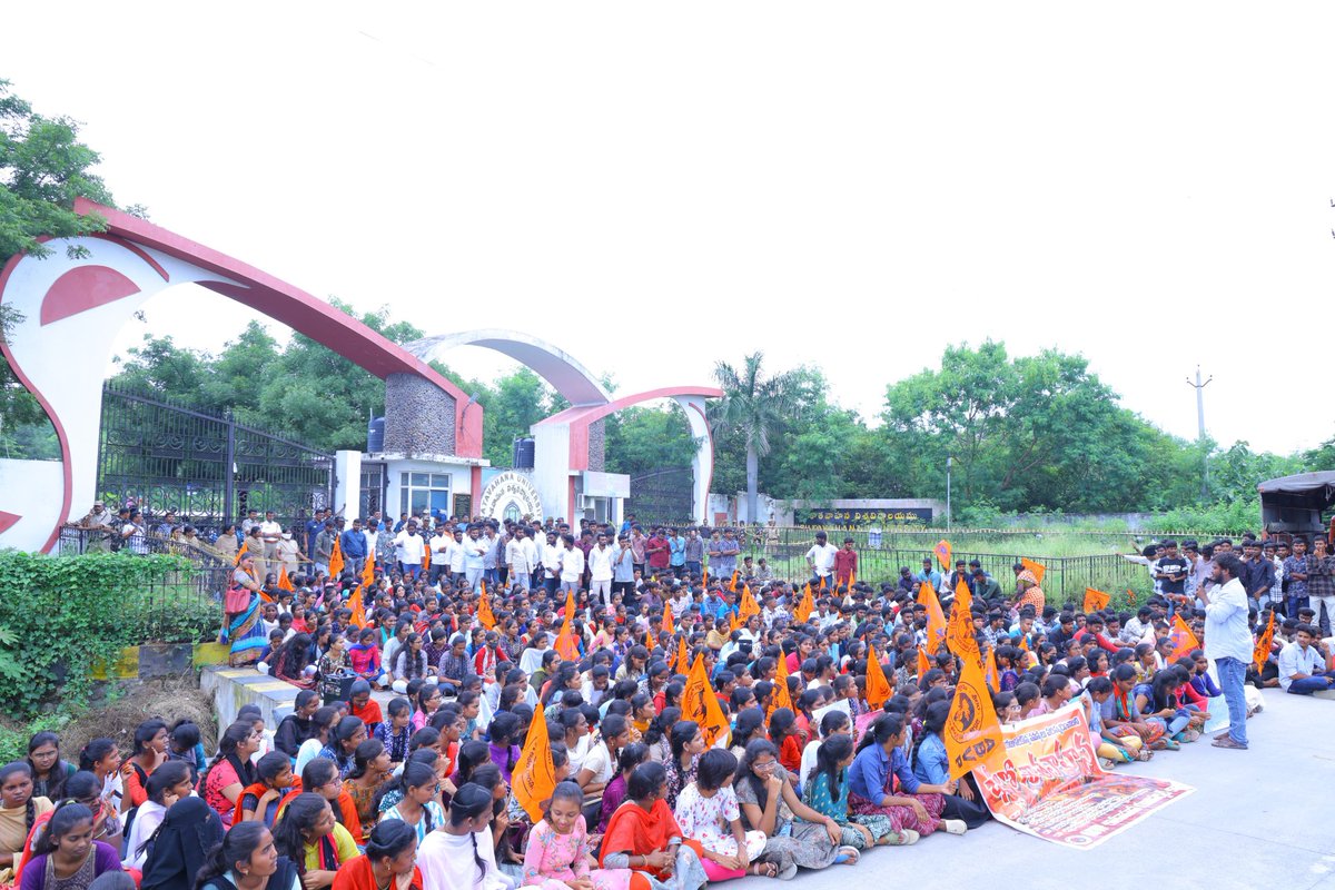 ABVPTelangana's tweet photo. శాతవాహన యూనివర్సిటీలో ఖాళీగా ఉన్న బోధన బోధనేతర సిబ్బంది నియమించాలి. ఎగ్జామినేషన్ బ్రాంచ్ లో జరుగుతున్న అవకతవకలపై విచారణ జరిపించి దోషులను కఠినంగా శిక్షించాలని, రెగ్యులర్ VICE CHANCELLOR నియమించాలని అలాగే నూతన మరియు వృత్తి కోర్సులను ప్రవేశపెట్టి Ph.D అవకాశం ఇవ్వాలని డిమాండ్ చేస్తూ శాతవాహన యూనివర్సిటీని ముట్టడించడం జరిగింది.