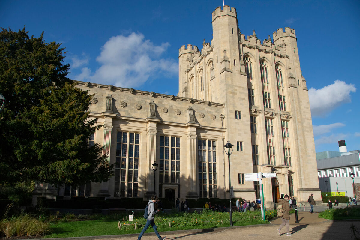 A big, warm welcome to all our new students joining the School of Physics and the University of Bristol this week! And a big welcome back to those returning after the summer break! 📚🧑‍🔬
#WelcomeWeek  #FreshersWeek  #Physics