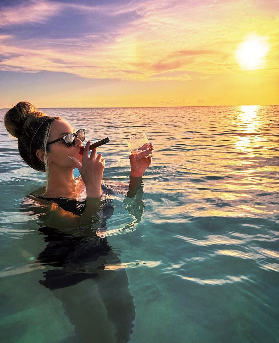 blkwatcher's tweet image. she love a good cigar chile like omg be a lady