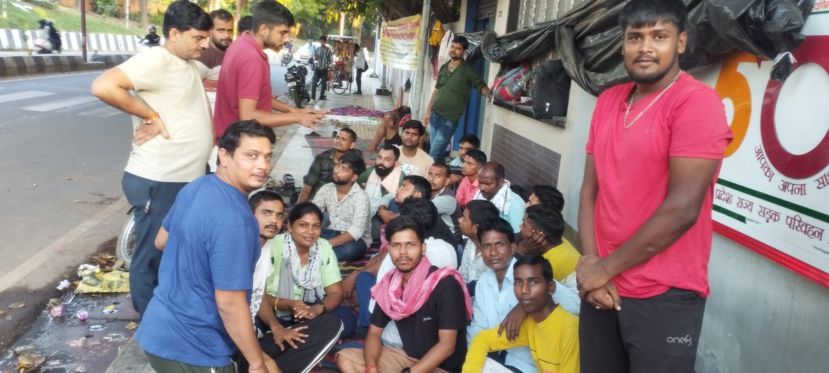RajRajmohmmad's tweet photo. @myogiadityanath @dayashankar4bjp @kpmaurya1 @brajeshpathakup @yadavakhilesh @atulpradhansp @BhimArmyChief @RahulGandhi @askrajeshsahu 
आज 10 बा दिन है यू पी रोडवेज मुख्यालय पे धरना चल रहा है मृतक आश्रत् का अभी तक कोई अधिकारी ने ढोस् बात नही की है कोई नेता मिलने नही आया है अभी तक https://t.co/Tg449vmUko