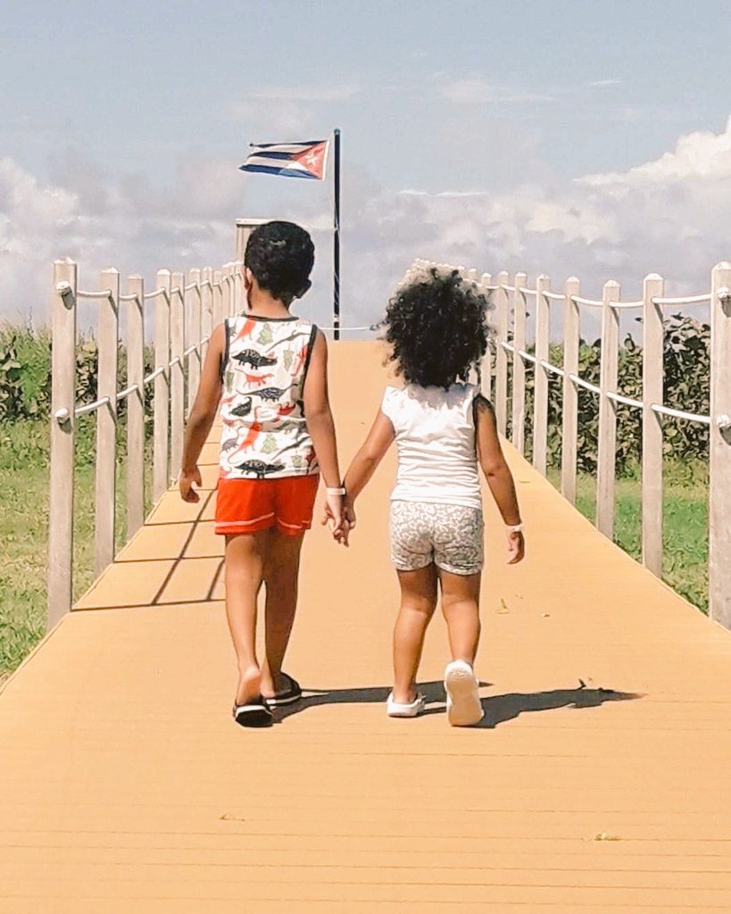 Alejandra Suárez (@alejandrasuar3z) on Twitter photo 🌬️🌈 Nuestro trabajo no es endurecer a nuestros hijos para que puedan enfrentarse a un Mundo cruel y descorazonador. Nuestro trabajo es formar niños que construyan un mundo más humano, empático y con más ❤️.
#FelizMartesATodos Gente Bella 🌻
#DeZurdaTeam #Cuba #oriele <a href="/LolaVid/">Lola Vidal💯x🇨🇺</a> 🌬️🌈 Nuestro trabajo no es endurecer a nuestros hijos para que puedan enfrentarse a un Mundo cruel y descorazonador. Nuestro trabajo es formar niños que construyan un mundo más humano, empático y con más ❤️.
#FelizMartesATodos Gente Bella 🌻
#DeZurdaTeam #Cuba #oriele <a href="/LolaVid/">Lola Vidal💯x🇨🇺</a>