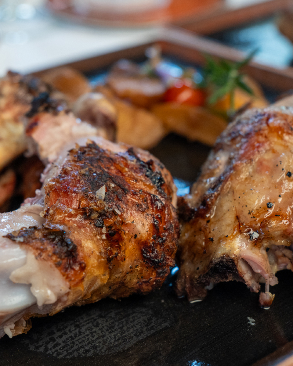 Esa capa crujiente y su jugosidad interior, encierran el gran secreto de La Castillería.
.
Reservas:
🌐 restaurantecastilleria.com
📍 Pago Santa Lucía s/n Vejer de la Frontera Cádiz