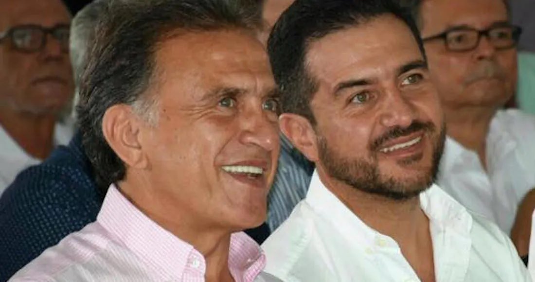 Ellos son: Miguel Ángel Yunes Linares (<a href="/YoconYunes/">Miguel Ángel Yunes</a>) y su hijo, Miguel Ángel Yunes Márquez (<a href="/MYunesMarquez/">Miguel Ángel Yunes Márquez</a>).

Son los que traicionarán a México en unas horas.