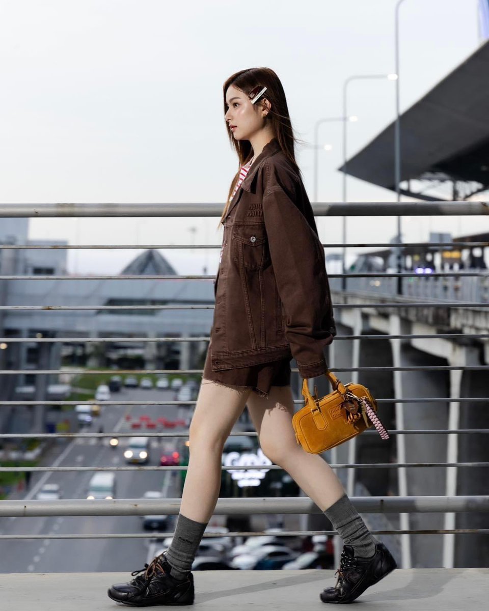 rizzmagazine_th's tweet photo. แอร์พอร์ตลุคสไตล์ลูกคุณของ #พรีมชนิกานต์ ในโททัลลุคจาก Miu Miu พร้อมออกเดินทางไปฮ่องกงเพื่อเป็นแขกคนสำคัญในง��นเปิดป็อบอัพสโตร์ Miu Miu Balmoral ที่ห้างสรรพสินค้า K11 MUSEA ฮ่องกง ที่จะจัดขึ้นในค่ำวันนี้

#primiily
#MiuMiu #MiuMiuBalmoralxPrim
#MiuBalmoral
#RIZZMagazine https://t.co/FsLX15bXug