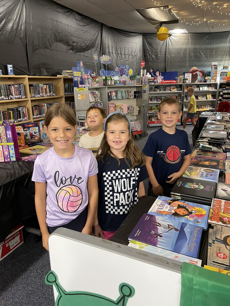 We had a great time looking at the big selection in the book fair!  #misdreads #mybookfair <a href="/MrsAColwell/">Audrey Colwell</a> <a href="/SlaughterLC/">Slaughter Elem LC</a>