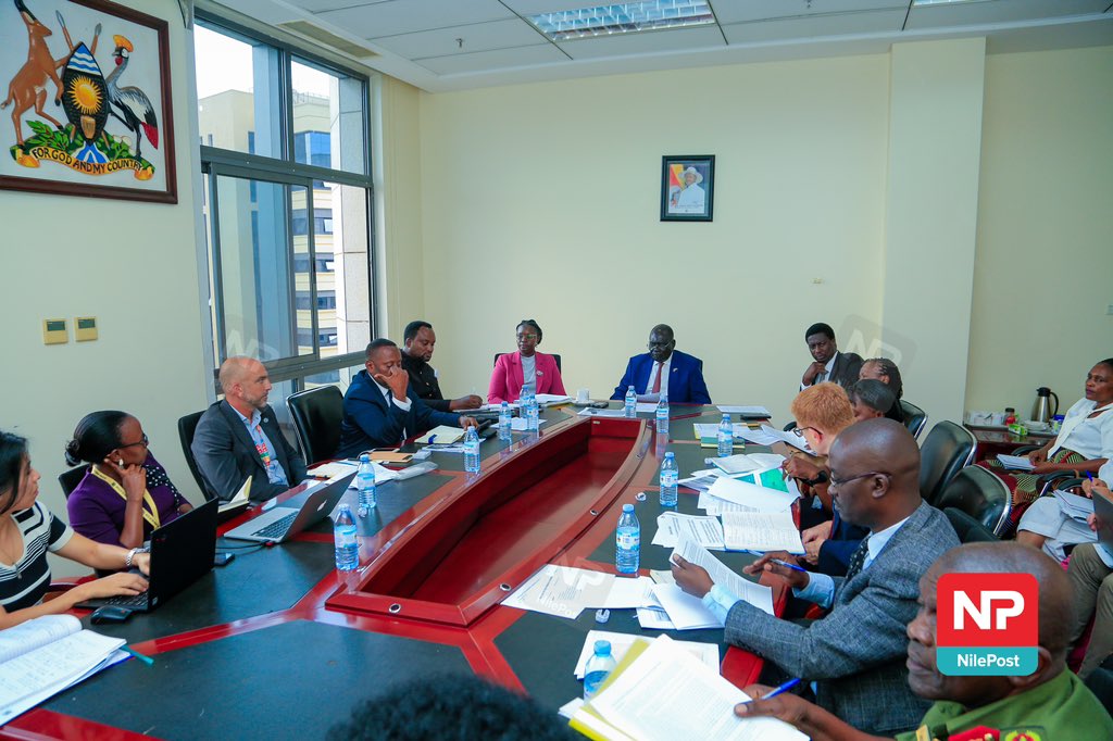 francis_isano's tweet image. Preparedness Ministers Hon. Hillary Onek and Hon. @LillianAber, with other officials, are meeting @UN officials led by @UN Resident Coordinator @SusanNamondo, who are currently holding a high-level meeting about the issues of Floods in the Ntoroko district.