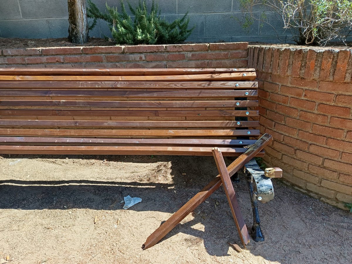 pratsdellucanes's tweet photo. ❌ Una setmana més s'han produït actes vandàlics al centre del poble.

🗑️ S'ha netejat l'espai i retirat els bancs malmesos. Aquestes actituds no són tolerables i es tramitarà la corresponent denúncia al Mossos d'Esquadra. 

🤝 Els espais públics són de tothom. Respectem-los. https://t.co/n3rflJgV4M