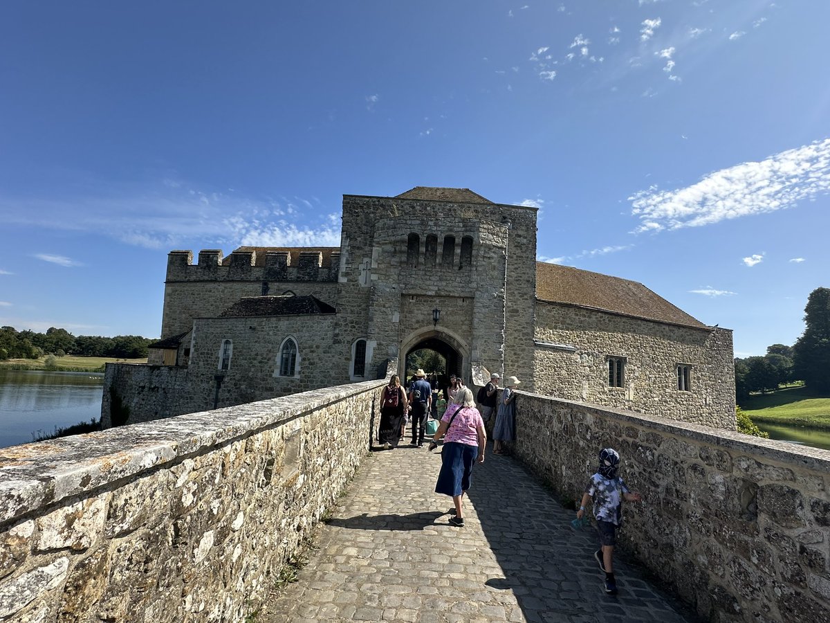 Newy Traveller tweet media