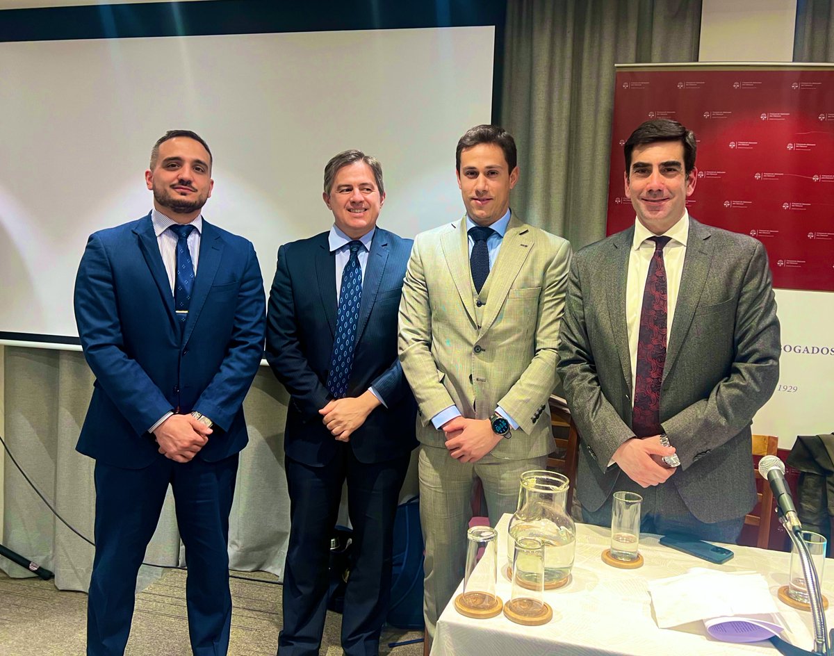 Ayer presenté y moderé la sesión sobre indagatoria preliminar no formalizada del el curso que organizamos desde el <a href="/CAdelUruguay/">Colegio de Abogados del Uruguay</a>.

Un panel de lujo integrado por el Dr. Gomes Santoro, <a href="/gvalentin_/">Gabriel Valentin</a> y <a href="/DrEduardoSasson/">Eduardo Sasson</a>