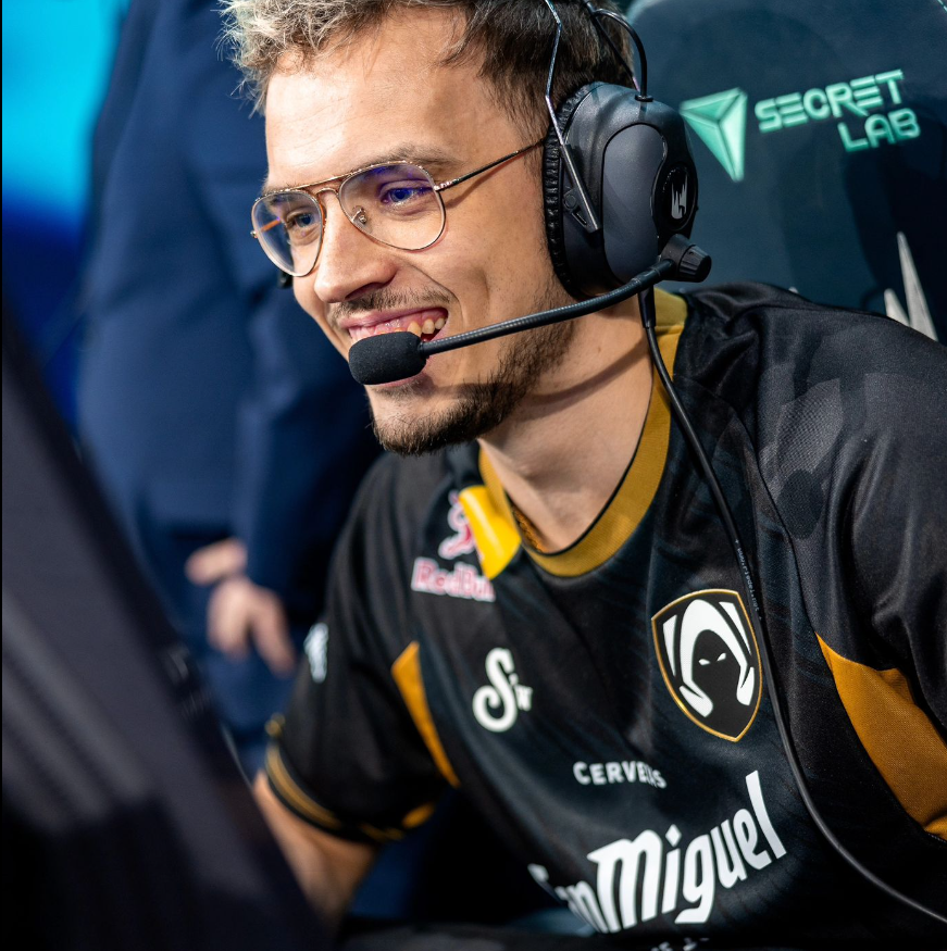 Zwyrooo's tweet photo. Hello everyone im still under contract with @TeamHeretics but im allowed to explore options for 2025 
Need more feedback np 
@Naruterador @Machuki_LoL @KireiLoL @pcdv8r  

Contact @DarthYellow_lol https://t.co/PWZ9eSe7Hj
