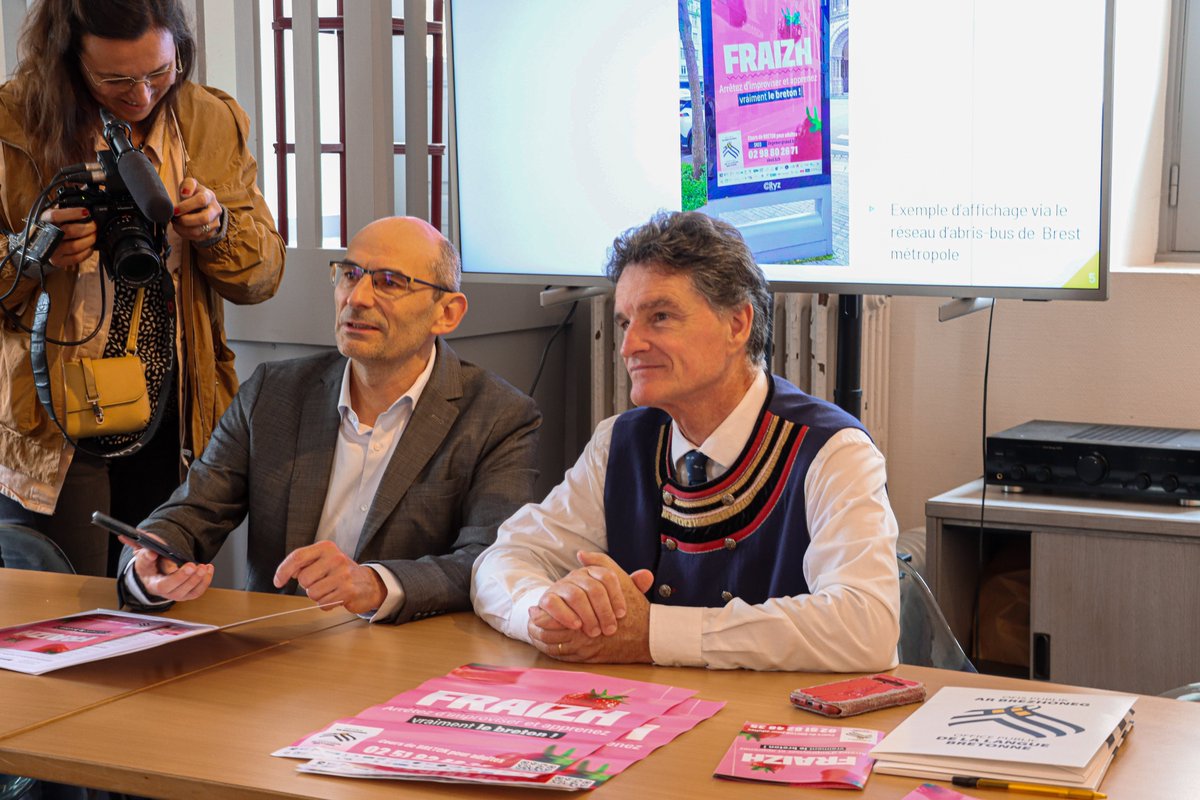 Kinniget e oa bet gant Fulup Jakez, rener an OPAB, ha Paul Molac, prezidant an OPAB, ar c'houlzad-brudañ nevez 'Plijus' da-geñver un emvod-kelaouiñ dec'h e Roazhon : brezhoneg.bzh/evenement/2260… #brezhoneg #bzhg