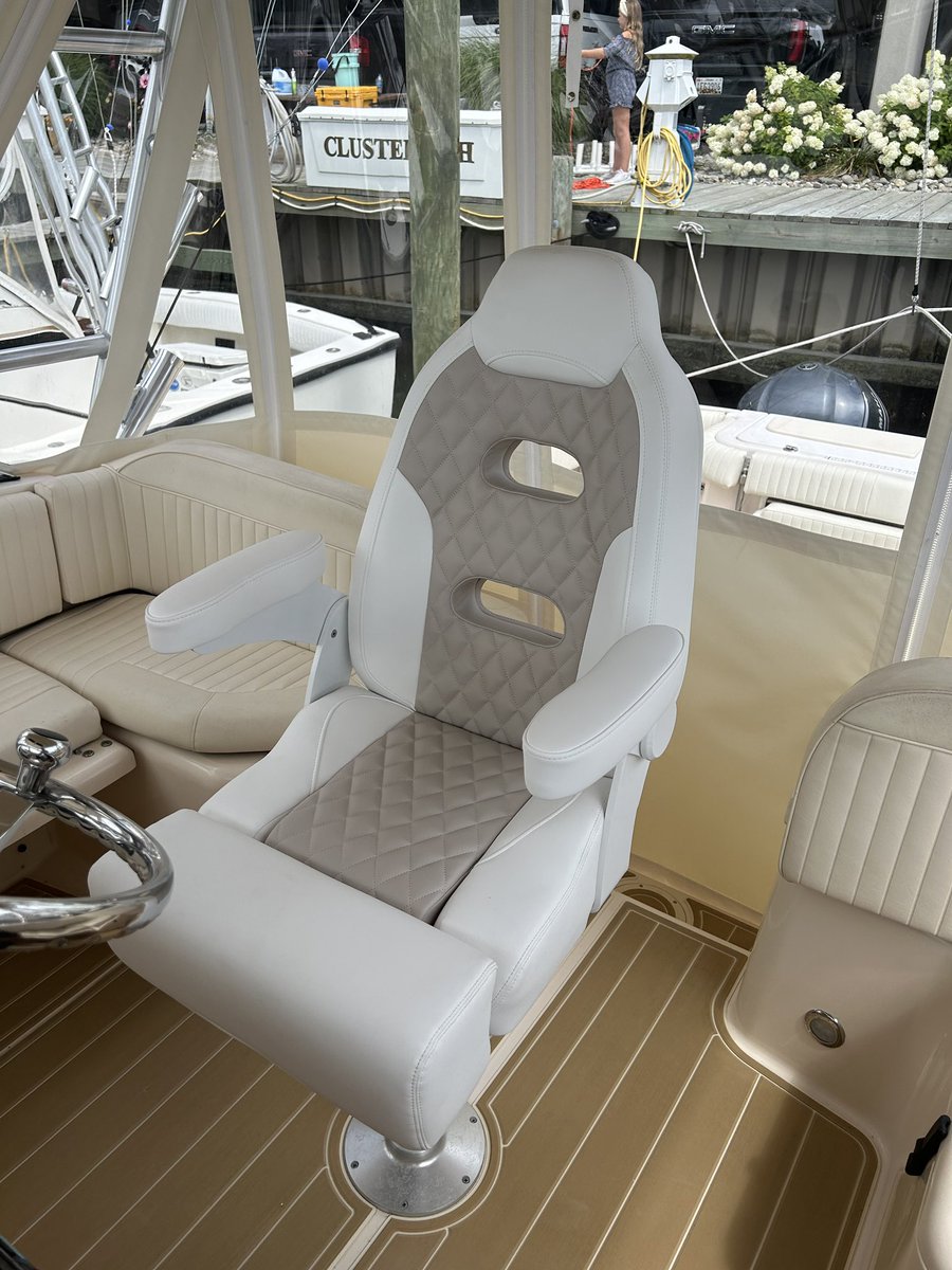 taco_marine's tweet photo. 1/2 Custom Open Water Sport Chair at your service!🔔 Zach D. from Maryland customized his new captain’s chair to have a Capriccio white base, Capriccio flax accent panels, and white powder-coated armrest brackets. #tacomarine #helmchair #boatseat https://t.co/s8uPKcO1Ck