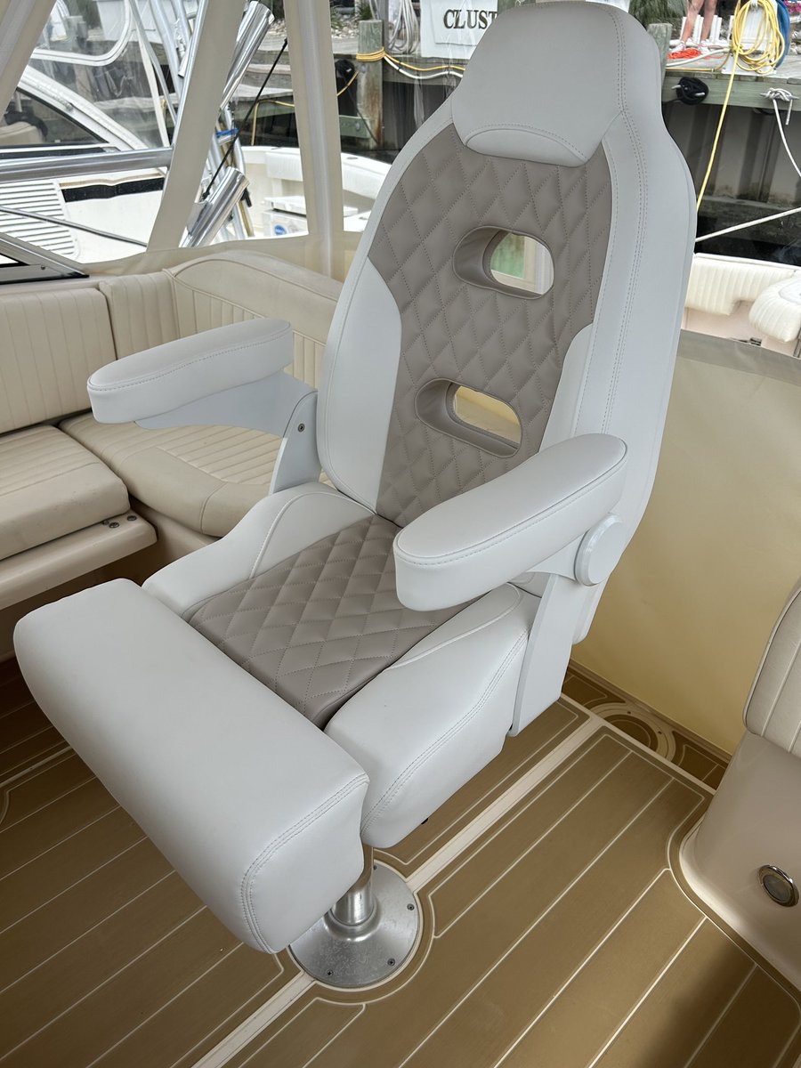 taco_marine's tweet photo. 1/2 Custom Open Water Sport Chair at your service!🔔 Zach D. from Maryland customized his new captain’s chair to have a Capriccio white base, Capriccio flax accent panels, and white powder-coated armrest brackets. #tacomarine #helmchair #boatseat https://t.co/s8uPKcO1Ck