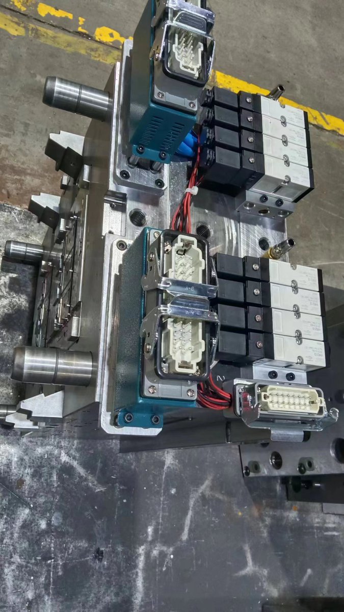 HOTRUNNERPLG01's tweet photo. Customers maltreat me thousands of times, but I treat customers like first love! This is our service attitude!
#toolmaking
#temperaturecontroller #nozzle #thermocouple #heater #copperheater #valvegate #hotrunner
#hotrunnersystem #sidegate #YUDO #MoldMasters #hotrunnerheater https://t.co/k5Kzg5FHYN