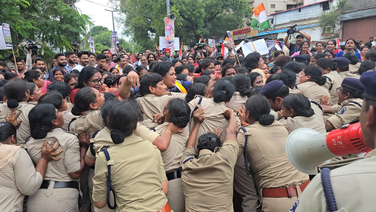 KavitapranMla's tweet photo. छत्तीसगढ़ प्रदेश में कानून व्यवस्था और महिलाओं के साथ हो रहे उत्पीड़न को लेकर महिलाओं के सम्मान में आज राजधानी रायपुर में महिला प्रदेश कांग्रेस कमेटी छत्तीसगढ़ के नेतृत्व में मुख्यमंत्री निवास घेराव में सम्मिलित हुई।
#कांग्रेसपार्टी #kavitapranlahrey #bilaigarhvidhansabha https://t.co/CM3VaHcVSt