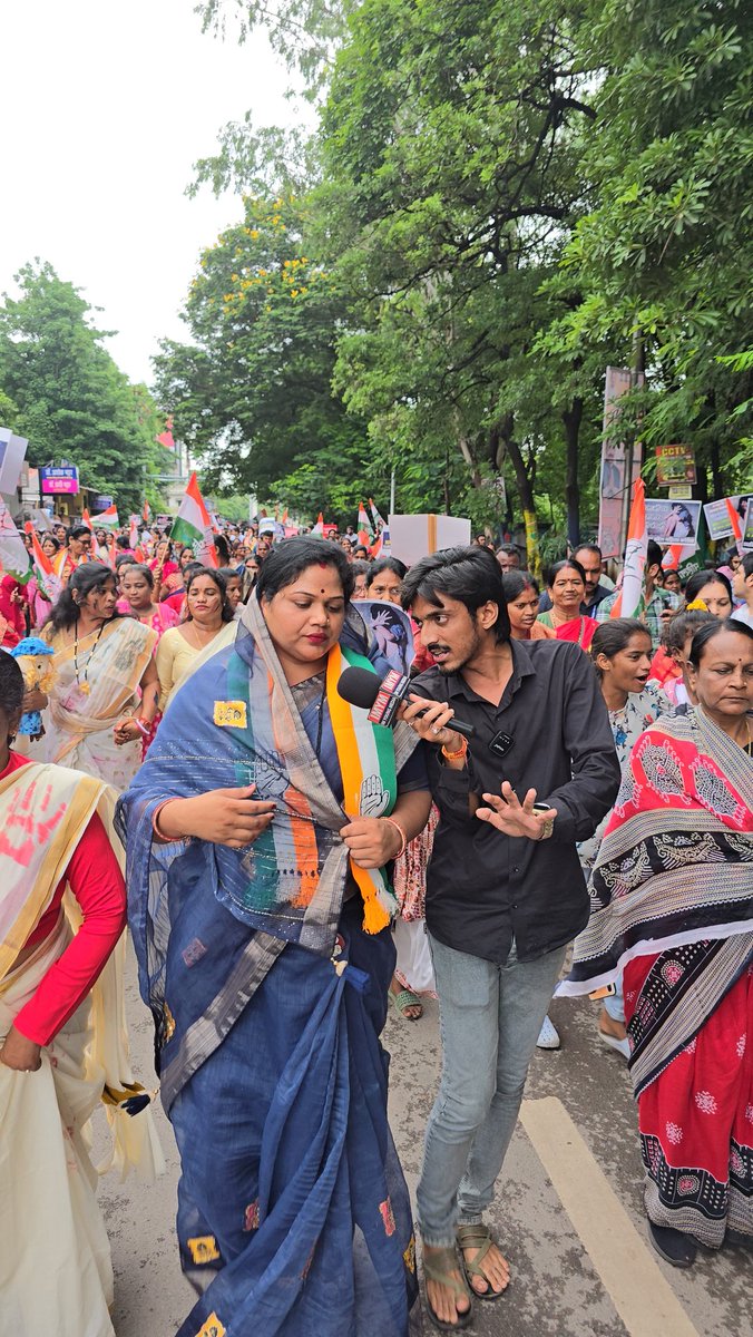 KavitapranMla's tweet photo. छत्तीसगढ़ प्रदेश में कानून व्यवस्था और महिलाओं के साथ हो रहे उत्पीड़न को लेकर महिलाओं के सम्मान में आज राजधानी रायपुर में महिला प्रदेश कांग्रेस कमेटी छत्तीसगढ़ के नेतृत्व में मुख्यमंत्री निवास घेराव में सम्मिलित हुई।
#कांग्रेसपार्टी #kavitapranlahrey #bilaigarhvidhansabha https://t.co/CM3VaHcVSt