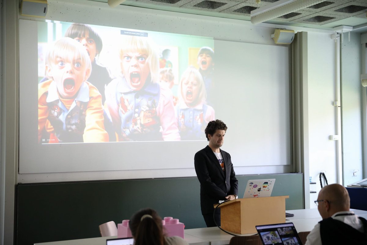 ScienceEtCite's tweet photo. Sehr lustiger, lehrreicher und interaktiver Workshop mit @karpi an der #ScienceComm24. Amüsante Resultate mit dem Tool #runway erzielt. https://t.co/paJKISAyHa