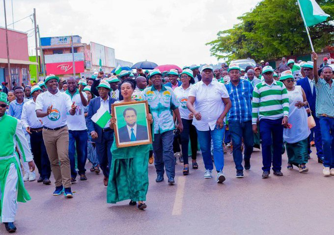 Ikiriho's tweet photo. 🇧🇮#Burundi Détruite la permanence du parti @SahwanyaFRODEBU🐓, sur la colline #Butembe zone #Butanuka en commune #Mpanda de @BubanzaProvince. Un fait que le Président du parti de Melchior Ndadaye attribue, sans détour, aux jeunes du parti présidentiel.  « Nous condamnons cette infraction perpétrée par des #Imbonerakure »-@pandofc. 

Le Sahwanya Frodebu est un parti qui, avec la nouvelle équipe dirigeante à sa tête,  a du vent en poupe . Il se montre résolu à retrouver sa place à la Chambre basse du parlement, la @nshingamateka, avec les élections de mai 2024, dans 8 mois. Un parti dont la direction ferait des yeux doux à l'éternel opposant Agathon Rwasa qui n'est plus éligible politiquement, mais qui draine toujours derrière lui des milliers de fidèles qui ne jurent que par lui. 

Les Burundais attendent impatiemment ce grand match, à travers les urnes, qui va opposer l'Aigle @CnddFdd🦅 à l'opposition, apparemment menée aujourd'hui par le Coq Frodebu de Patrick Nkurunziza.