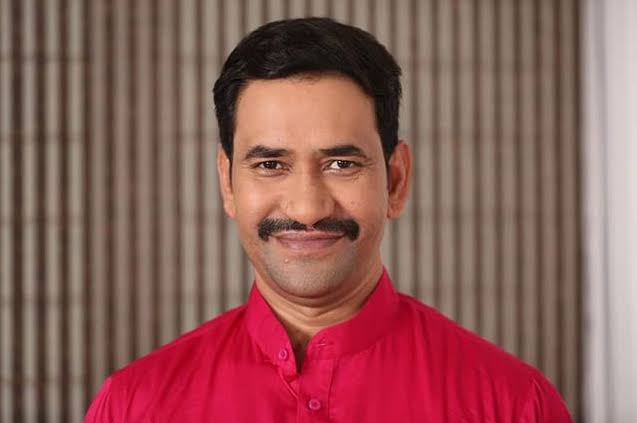 KraantiKumar's tweet photo. भोजपुरी फ़िल्म इंडस्ट्री पर सवर्ण जातियों का आधिपत्य है.

रवि किशन शुक्ला, मनोज तिवारी, पवन सिंह, दिनेश लाल यादव और खेसारी लाल यादव

केवल दो कलाकार OBC हैं.

यहां तक टॉप चार निर्देश भी सवर्ण हैं. 
रजनीश मिश्रा
संतोष मिश्रा
राजकुमार पांडेय
अजय श्रीवास्तव

टॉप पांच हीरोइन भी सवर्ण हैं.

भोजपुरी सिनेमा में स्टार उन्ही जातियों से हैं जिनकी जनसंख्या ज्यादा है. जैसे ब्राह्मण, क्षत्रिय और अहीर.

जनसंख्या तो जाटव और पासी जाति की भी ज्यादा है. लेकिन दो जातियों से कोई स्टार या निदेशक नही हैं.

SC जातियों के लिए भोजपुरी सिनेमा के दरवाजे बंद रखे गए हैं. यह जातिवाद है.