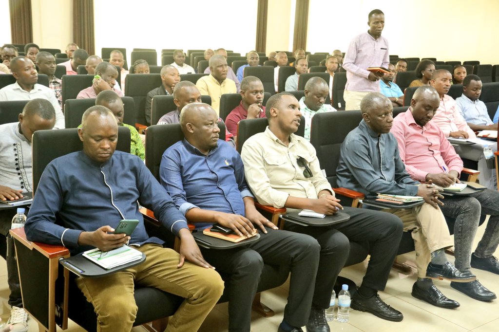 KayonzaDistrict's tweet photo. Uyu munsi umuyobozi w'Akarere @BoscoNyemazi yayoboye Inama yahuje Abanyamabanga Nshingwabikorwa b'Imirenge n'Utugari baganira nu ngingo zitandukanye zirimo ubwanditsi bw'irangamimirere (CRVS), Irangizwa ry'Imanza zitandukanye,Isuku n'Isukuru, Umutekano, https://t.co/cUNSedAeKL
