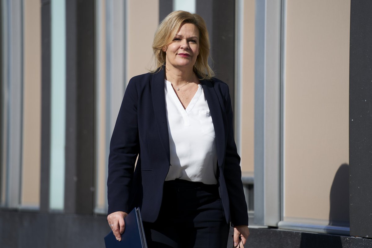 Die Ampel möchte ihr #Sicherheitspaket asap durchs Parlament peitschen. Dabei missachtet sie demokratische Grundsätze und ignoriert betroffene Verbände und Bundesländer. <a href="/NancyFaeser/">Nancy Faeser</a> verweigert ernstgemeinten Dialog zum #Waffenrecht. Wir fordern ihn jetzt! go.jagdverband.de/if9do